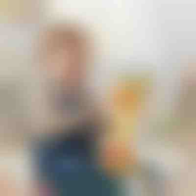 Gjirafë interaktive prej pelushi | GIRADANCE